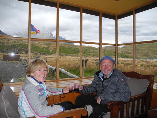 Am Nachmittag haben wir das Refugio Paine Grande erreicht und sind glücklich, wieder mal in einem weichen Bett schlafen zu können. Das wird natürlich gefeiert!