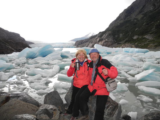 Eisbergsackgasse, hier treffen wir zwei lustige Chileninnen, welche uns zu  "Pisco mit Gletschereis und Cola" einladen, Prost!
Danach genießen wir unser Dinner mit Gemüsesuppe, Hackfleischauflauf und Kartoffelpürre.
