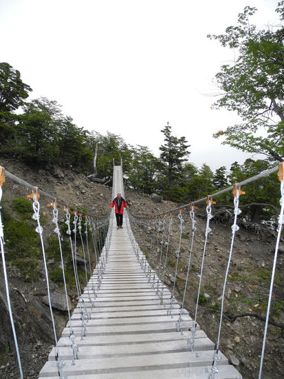 Bevor wir heute wieder absteigen, gehen wir noch 2 Stunden hinauf zum nächsten Aussichtspunkt auf den Gletscher. Auf diese Hängebrücke dürfen höchstens zwei Personen.
