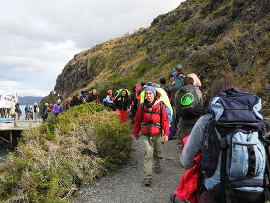 An der Anlegestelle warten schon viele Touris auf das Schiff. Wir fahren eine halbe Stunde über den Lago Pehoe. Es ist alles perfekt organisiert, an der Anlegestelle des Schiffel wartet schon der Bus auf uns, der uns in 2,5 Stunden wieder zu unserem Hotel in Puerto Natales bringt.