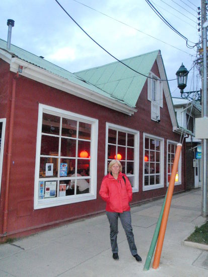 Als wir am Dienstag Abend in unserem Hostel Bulnes einchecken wollten, haben wir bemerkt, dass wir irgendwie unsere Termine versemmelt haben. Die Buskarten haben wir zu früh gekauft, dieser fuhr schon am nächsten Tag ab, das wollten wir jedoch nicht. Nun versuchten wir Fahrkarten für Donnerstag oder Freitag zu kaufen, keine Chance, die Busse sind alle voll. Die nächsten freien Plätze gibts erst am Samstag. Somit bleiben wir weitere zwei Tage in Puerto Natales, auch nicht schlecht, wenn wir mal ausgebremst werden. Zeit zum Blog schreiben, wir fühlen uns in unserem Hostel Wohnzimmer schon wie zu Hause. Wir trösten uns mit einer der besten Pizza in Chile und haben interessante Gespräche mit anderen Touris.