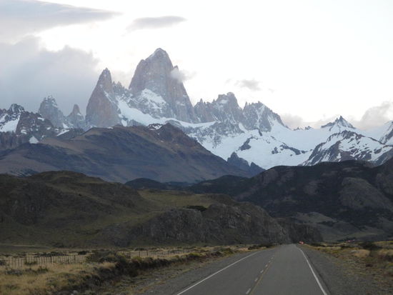 Bei der Anfahrt von EL Chalten begrüßt uns aus der Ferne die Fiz Roy Gruppe.