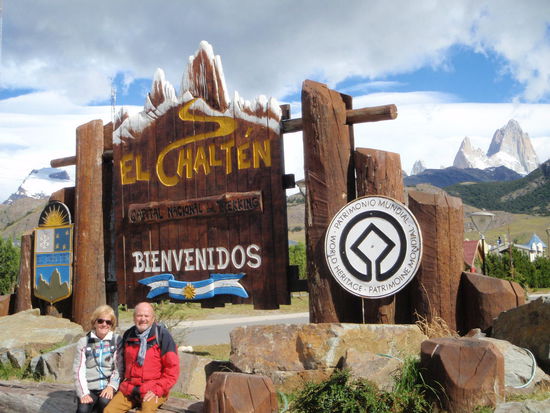 Die Siedlung EL Chalten - Feuerberg - so hieß ursprünglich der Cerro Fitz Roy in der Sprache der Ureinwohner. Die Siedlung wurde erst 1985 gegründet und binnen weniger Jahre wurde der Ort durch seine malerische Lage und der Nähe zum Fitz Roy Gebiet zu einem bekannten Touristenort.