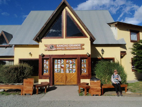 Um 22:00 erreichen wir das Hostel Rancho Grande in EL Chalten, wo wir ein Doppelzimmer bestellt haben. Wir kamen wieder einmal in die Welt der Backpacker mit ihren Spezialgerüchen. Der Portier meinte, das Hostel ist ausgebucht, er hat jedoch ein Zimmer im Hotel daneben, das wird uns bestimmt gefallen und das zum selben Preis.  Ein super Angebot!