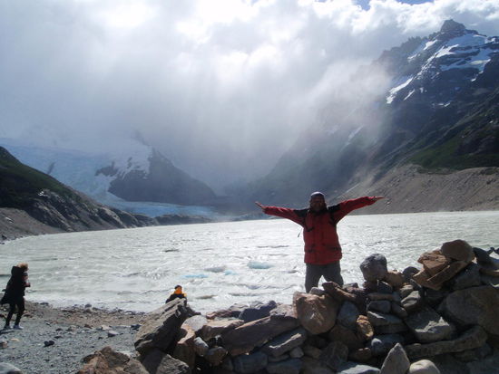 An der Lagune weht uns ein starker Wind und Sand entgegen, der uns fast umbläst. Es sind Steinmauern aufgebaut, wo wir Schutz finden können. Minas Kamera gibt durch den starken Sandsturm mal wieder den Geist auf, das Objektiv schließt nicht mehr.
Der starke Wind treibt das Wasser aus dem See, der Wolkenvorhang verdeckt den Gletscher, hier spüren wir die Naturgewalten. Und auf dem dreistündigen Heimweg spüren wir unsere Füße, wir sind platt.