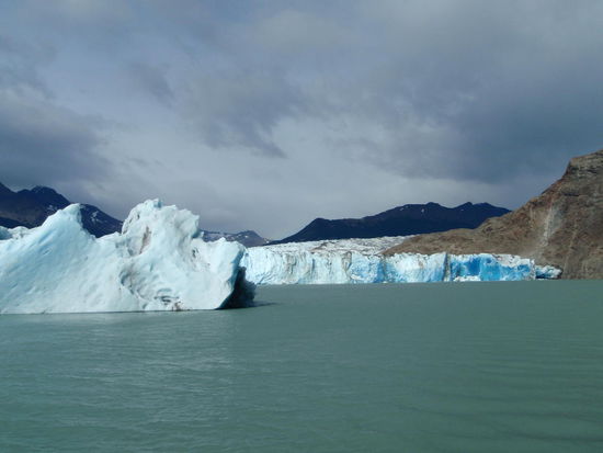 Riesige Eisschollen schwimmen in diesem Gletschersee, durch die der Käpt`n einen Kurs finden muss.