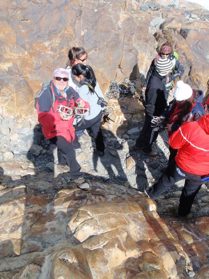 Nach einer kurzen Einweisung zur Benutzung der Eisgräteln und der Technik des Auf- und Abgehens werden diese angepasst.