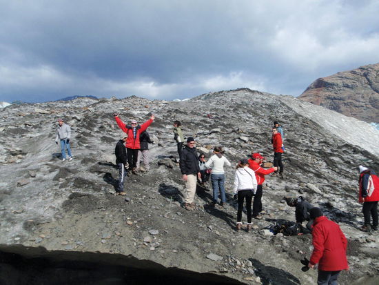 Der Guide erläuert uns noch die Geschichte des Gletschers, bevor wir los starten dürfen.
Der Viedma-Gletscher ist ein großer Auslassgletscher, der aus der Campo de Hielo Sur-Eiskappe an der Südspitze Südamerikas gespeist wird.  Die zwei Kilometer breite moränenreiche Gletscherstirn mündet in den Lago Viedma. Der 35 Kilometer lange Viedma-Gletscher wirkt irgendwie schmutzig, das liegt daran, dass er eine Insel in der Mitte hat. Diese bringt viele Steine und Abbrüche mit sich, erklärt uns der Guide.