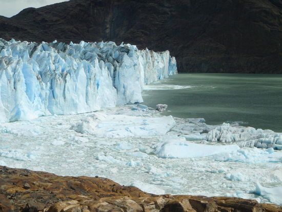 Der Gletscher verabschiedet sich mit einem lauten Knall, die Guides laden uns noch zu einem Baileys mit 300 Jahre altem Gletschereis ein.
Wir kommen gerade noch trocken ins Hotel, bevor starker Wind und heftiger Regen den Himmel verdunkelt, es regnet die ganze Nacht.