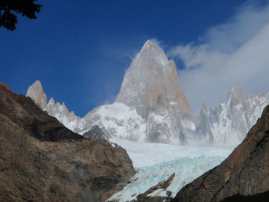 Am nächsten Tag, hurra, hurra, die Sonne ist wieder da! Mit dem Bus fahren wir zur Estancia Pillar, hier beginnt unser Wanderweg zum Fiz Roy.
