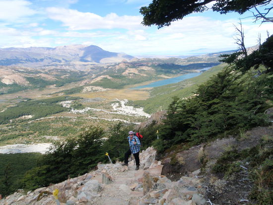 Nachdem die Wanderung bis jetzt sehr gemütlich war, außer den Wurzeln, die sich Gerhard in den Weg stellten, geht es nun 1,5 Stunden sehr steil bergauf!