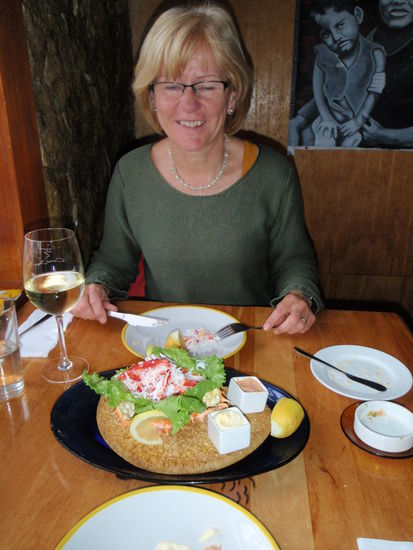 Die Geburtstagswanderung runden wir mit einem leckeren Abendessen ab.
Morgen um 6:50 Uhr fährt der Bus nach Bariloche. Als wir ins Hotel kommen erfahren wir vom Portier, dass es kein Taxi gibt, welches uns zum Busbahnhof bringt. Deshalb müssen wir unsere Koffer die 2 km selbst zum Terminal rollen. Damit haben wir nicht gerechnet!