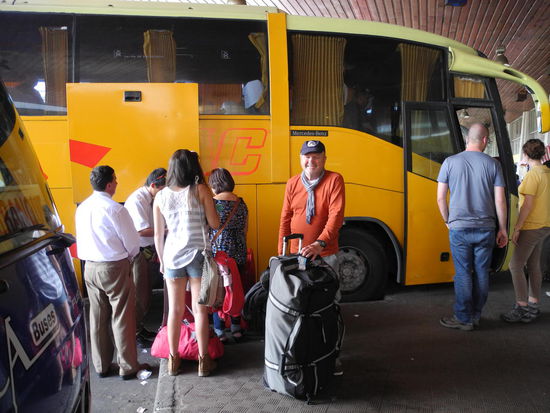 Jetzt ist uns klar, wieso wir in EL Chalten keinen Transfer bekommen haben, es gibt gar kein Taxi um diese Uhrzeit, denn für 2,50 Euro (Festpreis für 2 km) steht kein Taxifahrer um 6 Uhr morgens auf! 
In den Überland Bussen gibt es Kategorien mit verschiedenen Schlafmöglichkeiten in den Bussen, jedoch in diesem gab es für die 
24 Stunden nur ganz normale Sitze. Die Fahrt verging trotzdem ziemlich schnell, am Abend haben wir mit Schlaftabletten etwas nachgeholfen und die Nachtfahrt recht gut überstanden.