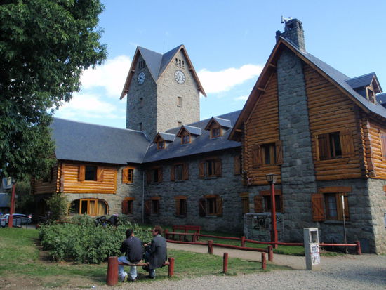 Bariloche - die Schweiz Argentinienes, im Sommer ist wandern angesagt, im Winter Skifahren. In vielen Restaurants werden Käse- und Schokoladenfondue angeboten.
Gott sei Dank fanden wir in Bariloche einen Foto -  Fachhändler (so etwas gibt es in Deutschland nur noch selten) der meine Kamera an einem Tag reparierte, welche Freude!