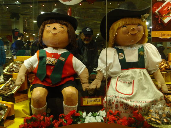 In der Stadt riecht es nach Schokolade, man sieht sie in allen Auslagen, in dicken Tafeln und in allerlei Varianten und Geschmacksrichtungen wird sie präsentiert. Die Argentinier kaufen ganze Tüten Schokolade, wir können das leider nicht, aber kosten diese natürlich ohne Ende!