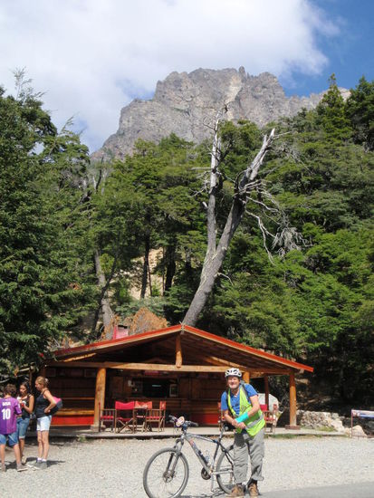 Mit dem Fahrrad fahren wir zum Llao-Llao See durch Südbuchen und Bambuswälder.