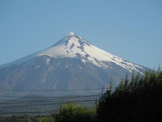 Die Kleinstadt Pukon liegt direkt zu Füßen des ewig rauchenden Vulkans Villarica und ist im Sommer voll von Touristen, das haben wir gemerkt, als wir ein Hotel buchen wollten.