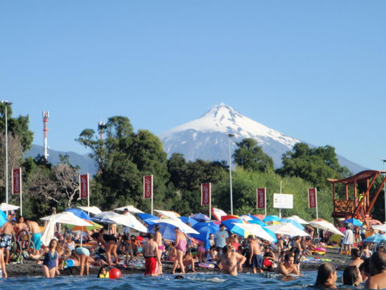 Am schwarzen Sandstrand des Lago Villarica tummeln sich die chilenischen Urlauber mit ihren Familien in Massen.