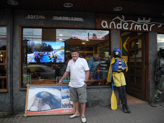Ein weiteres Highlight für uns: Morgen werden wir den Vulkan Villarica mit seinen 2850 m Höhe besteigen. Der Vulkan darf nur als geführte Tour bestiegen werden, deshalb haben wir uns bei Andesmar  angemeldet. Pro Tag dürfen maximal 300 Personen hinauf.
Die Ausrüstung wie Eispickel, Gräteln, Schneeanzug und Plastikrutschscheibe werden gestellt.