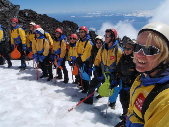 Hier werden wir vom Guide über die Modalitäten auf den Schneefeldern eingewiesen.