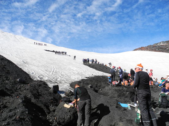 Der Aufstieg geht zu Beginn über Lavagestein bis zu den Schneefeldern. Die letzten 500 Höhenmeter sind die schwierigsten, da recht steil und glatt, wir sind froh über den Eispickel.