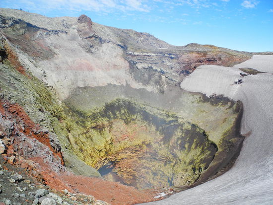 Der Kraterrand mit seinem Schneefeldkranz ist überwältigend. Allerdings bläst uns Schwefeldampf ins Gesicht, wir sind ganz nah dran!