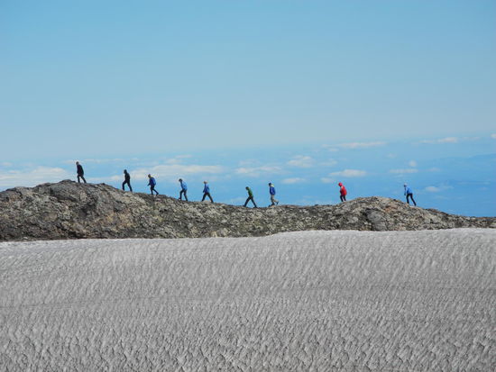 Es ist sogar eine Umrundung des Kraters möglich, allerdings fehlt die Zeit dafür, unser Guide trommelt uns schon wieder zusammen und drängt zum Abstieg.