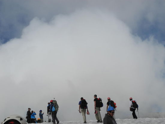 Zum Abstieg noch ein Gruß des Vulkans, durch einen Knall steigt eine Rauchwolke aus dem Schlund.