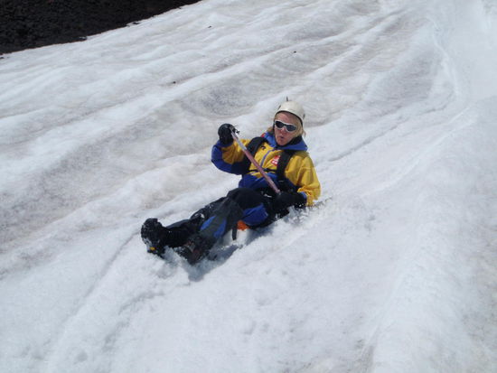 Der Abstieg geht ziemlich schnell, über Rutschrinnen fahren wir über die Schneefelder rasant hinab. Am Anfang etwas gewöhnungsbedürftig haben wir am Schluss unseren Spaß daran.
Mit dem Eispickel wird gebremst, sollte es zu schnell werden.