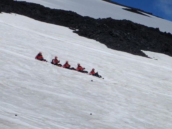 Manche sausen sogar im 5er Pack hinunter. 
Am Ende der Schneefelder geht es dann über den Lavasand sehr moderat und weich weiter, ein genialer Abstieg von insgesamt drei Stunden.