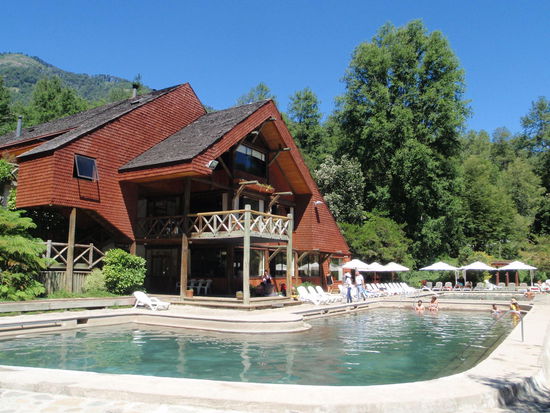 Am nächsten Tag fahren wir mit dem Bus zu einem der vielen Thermalbäder in der Gegend. Wir entscheiden uns für die Thermas de Huife, nachdem in den Naturthermen oberhalb kein Wasser war. 
Das tut unseren Muskeln gut!