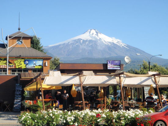 Wir werden mit solch einer tollen Kulisse des Villarica Vulkans verabschiedet. Unser Bus mit den perfekten Semicama Sitzen startet am Donnerstag Abend um 19:25 gleich nebenan im Busbahnhof. Wir haben uns noch für einen Abstecher nach Valparaiso entschieden, bevor wir nach Santiago de Chile reisen.