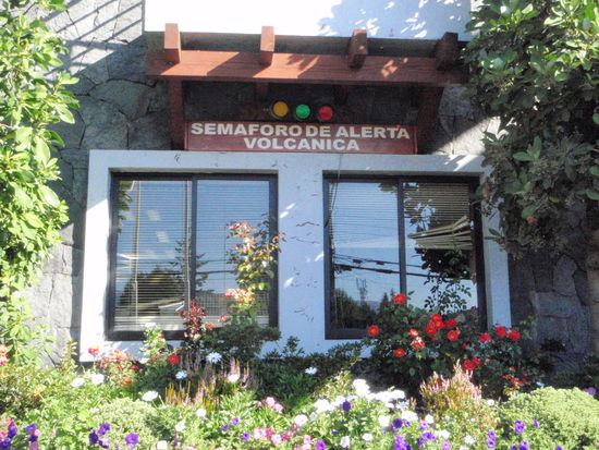 Dieses Bild in Pukon besagt dass bei einem eventuellen Ausbruch des Villarica Vulkans die Ampeln davor warnen und sich die Bewohner in Sicherheit begeben sollen. Das war für uns jedoch kein Grund, Pukon zu verlassen.