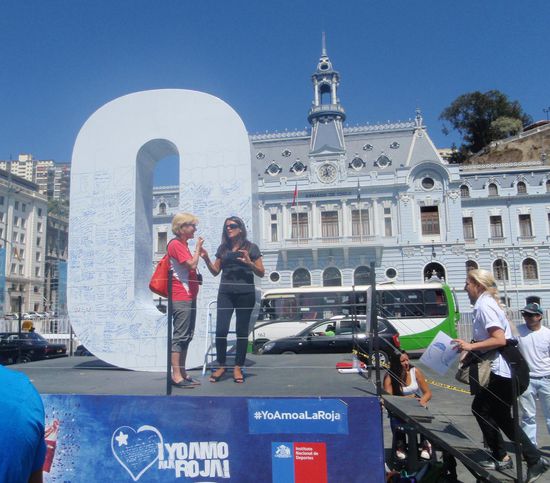 In Valparaiso angekommen wird Mina über eine Werbekampagne informiert.