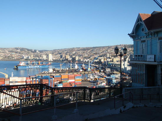 Wir haben von unserem Hotel aus eine tolle Aussicht auf den Hafen und die Bucht von Valparaiso. Die Stadt lebt am Wasser sie zieht sich am schmalen Uferstreifen entlang und dann auf viele besiedelte steil aufragende Hügel hinauf.