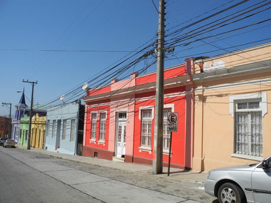 In allen Stadtteilen laden die bunten Häuser zum spazieren gehen und erkunden ein. Einige dieser Bezirke gehören zum Weltkulturerbe und wurden mit Fördermitteln der Weltbank restauriert.