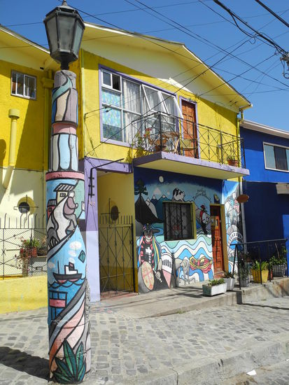 Viele Bewohner renovieren und bemalen ihre Häuser äußerst fantasiereich wie der Eigner dieses Hotels. Wir entdeckten es im Cerro Bellavista, dieses Viertel hat diesen Namen zu Recht.