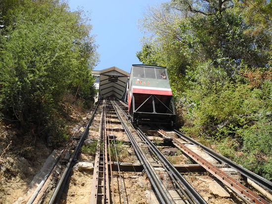 Rund 30 Schrägaufzüge gibt es in Valparaiso, diese ratterten seit Mitte des 19. Jahrhunderts die Hafenstadt hinauf. Es geht oft sehr steil bergauf, deshalb sind wir froh um die paar Aufzugshilfen, die noch in Betrieb sind.
