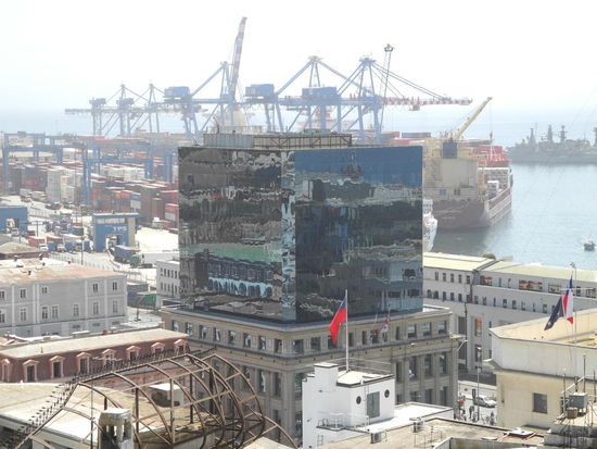 Wir haben immer wieder schöne Ausblicke auf tolle und künstlerisch gestaltete Gebäude. Dieser verspiegelte Würfel wurde auf ein historisches Gebäude gesetzt und sieht durch die unterschiedlichen Spiegelungen immer wieder anders aus.