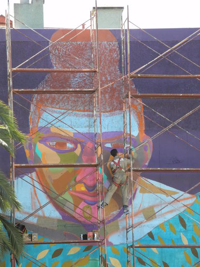 In der ganzen Stadt gibt es viele dieser wunderschön bemalten Wände mit allen möglichen Motiven.