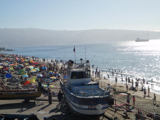 Mit der Metro sind wir ins Umland von Valparaiso gefahren und auf dem Rückweg am Strand ausgestiegen. Wie in allen Ferienorten herrscht auch hier zur Zeit jede Menge Betrieb! Diese Badebucht am Pazifik hat uns nicht sehr begeistert.