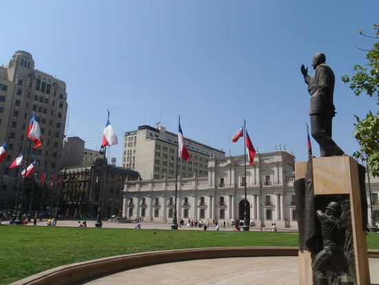 La Moneda, der Regierungspalast wurde von 1788 bis 1805 unter der Leitung eines italienischen Architekten erbaut und ist sehr breit und niedrig, um eine höhere Sicherheit bei Erdbeben zu erreichen.