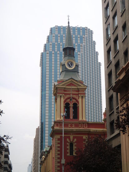 Die rot gefärbte älteste Kirche der Stadt - Iglesia San Francisco. Toll sind auch immer wieder die Gegensätze.