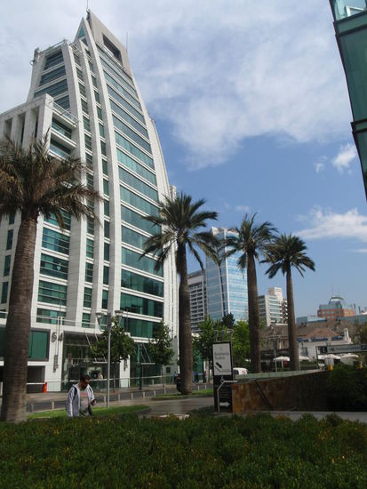 In diesem Viertel sind die spiegelnden Glaspaläste nur so aneinandergereiht.