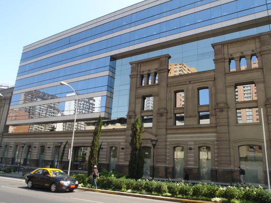 Hier ist die Einbindung von alt und neu besonders gut gelungen. Auf der Rückseite sind die alten Gebäude ebenfalls noch erhalten, nicht nur die vordere Fassade.