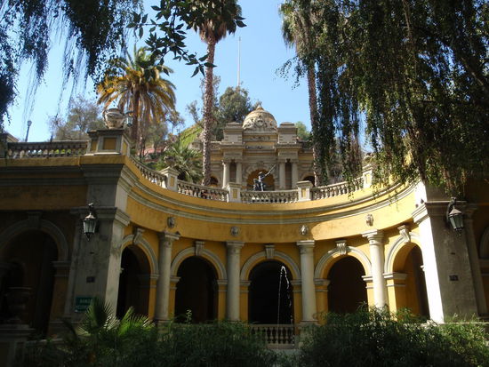 Am Rande der Altstadt ganz in unserer Nähe liegt der Cerro Santa Lucía, eine grüne Parkoase auf dem Hügel, auf dem Santiago gegründet wurde.
