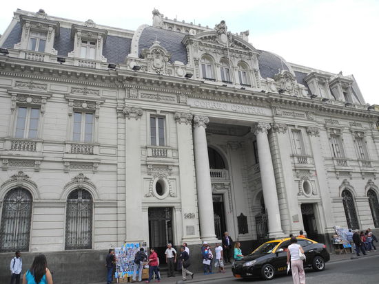 Die Hauptpost - Correo Central ist zugleich ein Museum indem es viele alte Geräte und Telefonapparate etc. zu sehen sind.