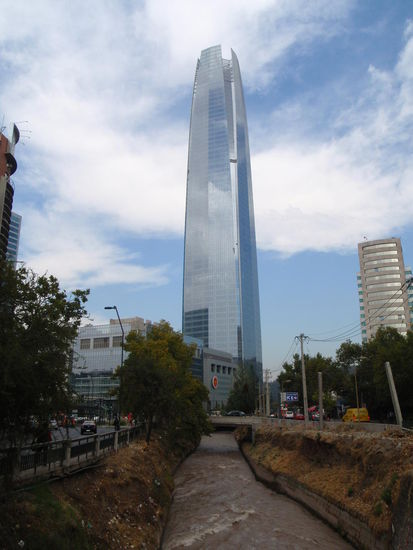 Der höchste komplett verglaste Torre Gran Costanera ist mit seinen 303 Metern das höchste Gebäude Südamerikas. Leider war er noch nicht fertig erstellt, denn wir hätten uns gerne die Aussichtsplattform für Besucher angesehen.
