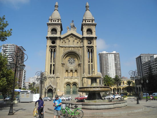 Heute haben wir uns Fahrräder ausgeliehen und wollen die umliegenden Stadtteile der Einwanderer erkunden. Hier gibt es ein Barrio Italia - Londres - Francais usw.  Hier finden wir viele Gebäude zwischen alt und neu.