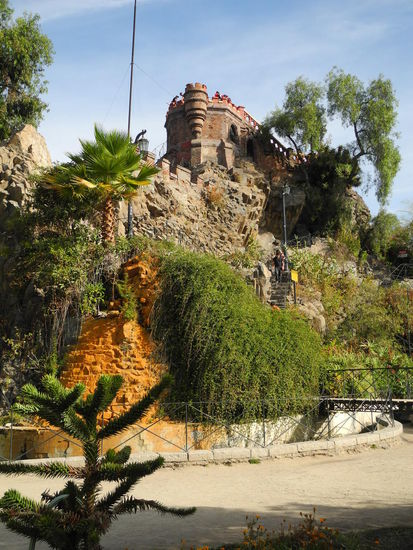Bevor wir das Gelände betreten, müssen wir uns in eine Liste eintragen, der Eintritt ist frei. Über viele Treppen und Anhöhen geht es bis zur Burg hinauf. Wir werden mit einem grandiosen Ausblick belohnt!